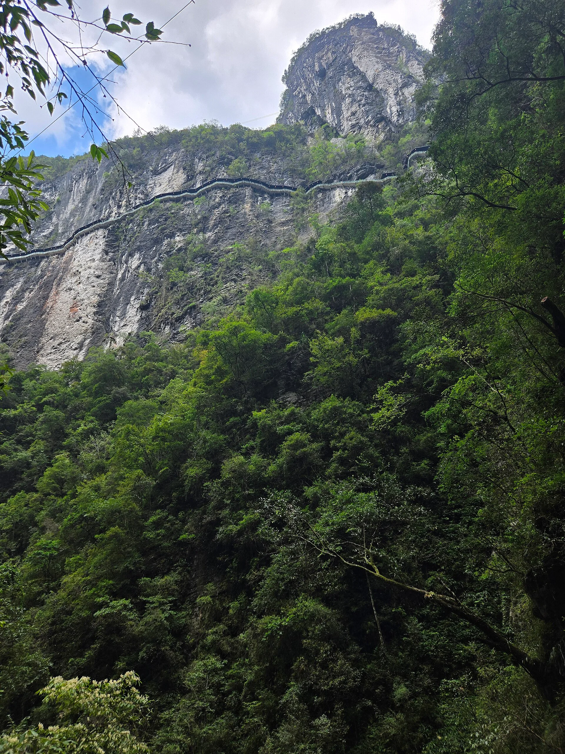 鄂西峡谷的绿色山体