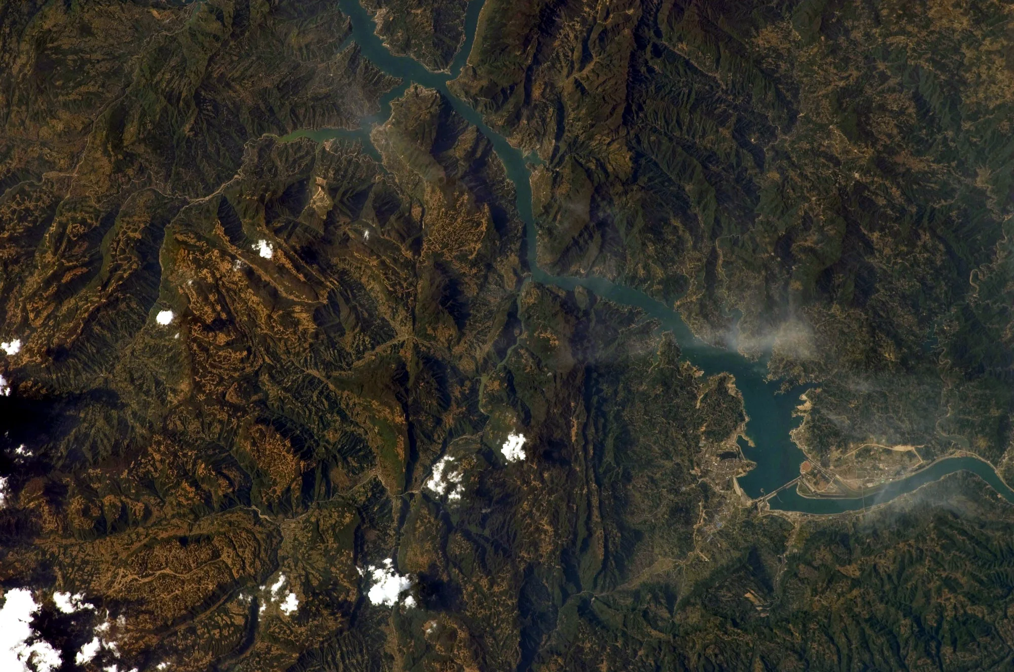 三峡地区的宽阔江面