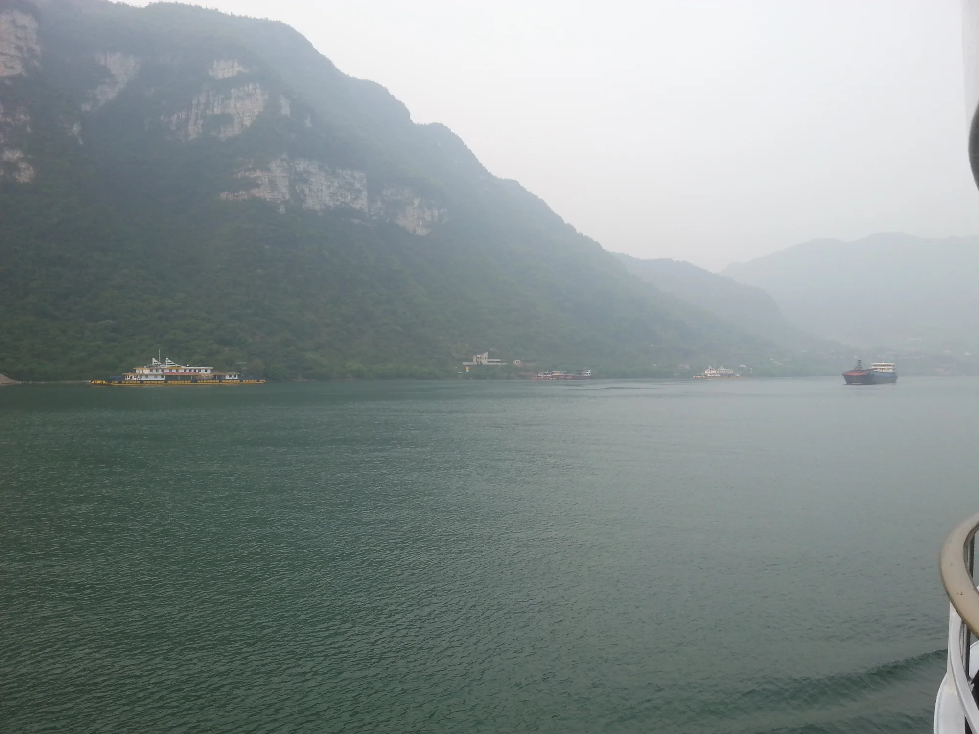 长江峡谷中的青山与江面