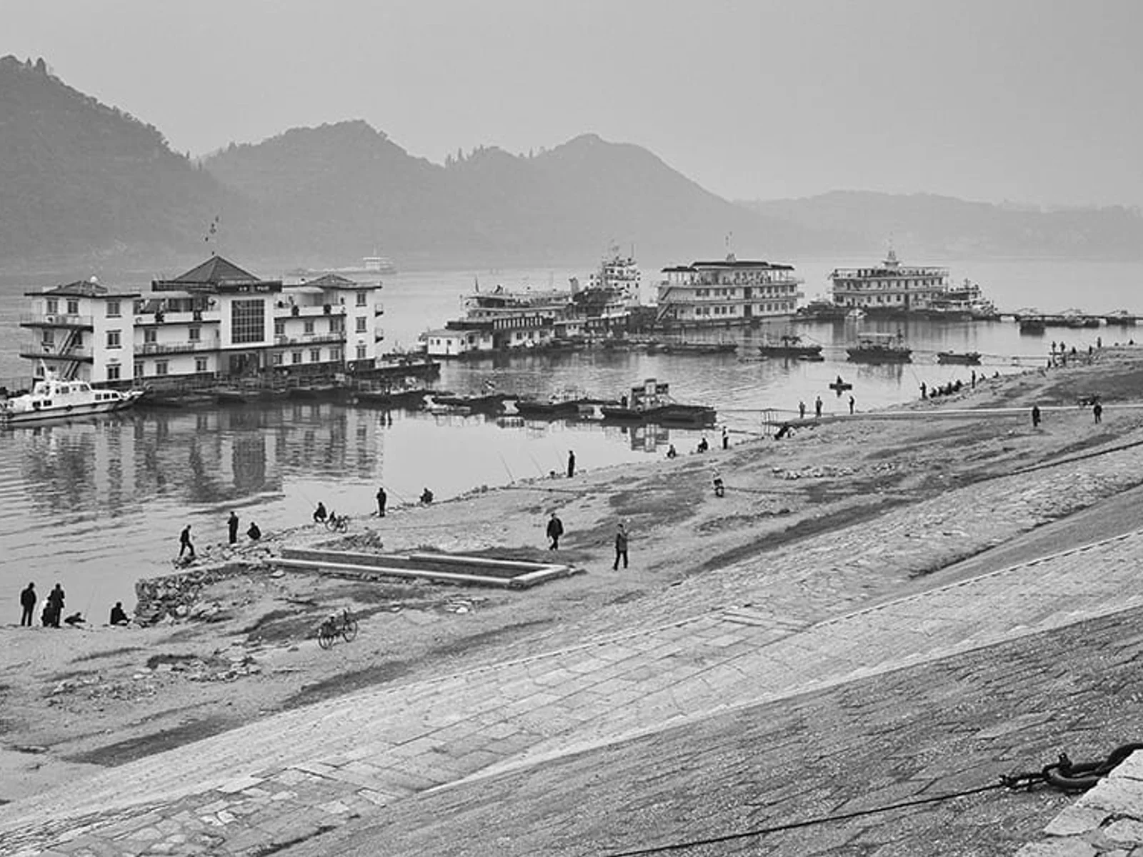 旧时宜昌江岸泊船