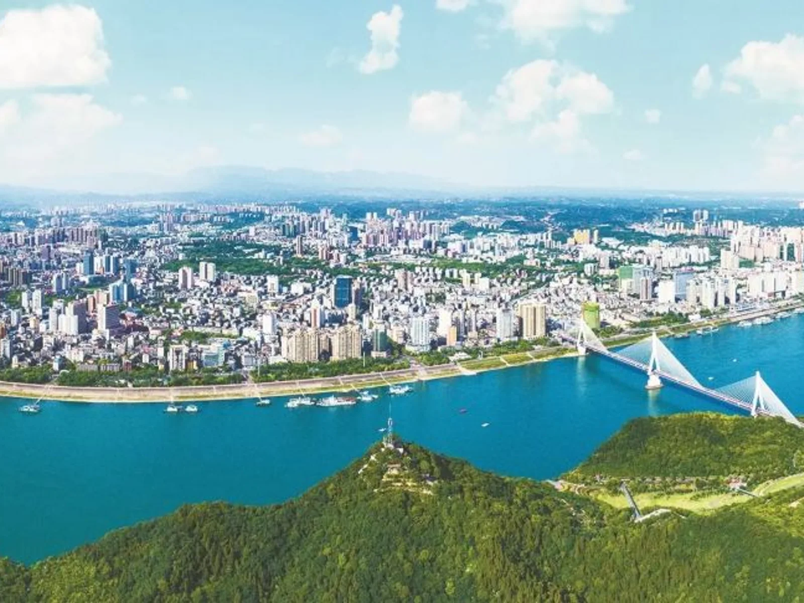 宜昌与长江相接的城市天际线